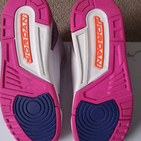 $63 jordan 3 retro barely grape size 5.5Y - Picture 4 of 4